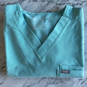 FIGS LEON TOP IN LIMITED EDITON COLOR SEAGLASS SIZE LARGE